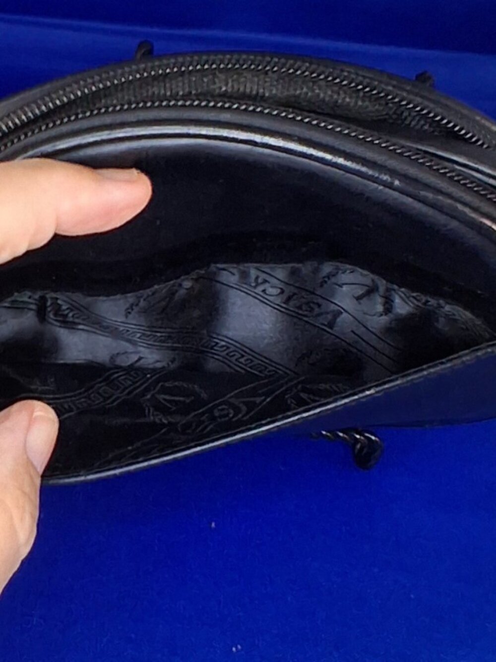 VTG V SACK Black Oval Crossbody Bag Faux Leather Croc Trim Camera Bag 90s - Picture 7 of 10